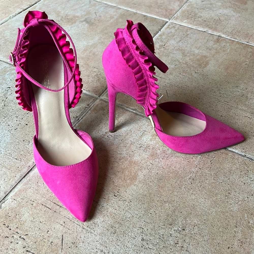 Shoedazzle hot pink ruffle pointed-toe heels Sz 9.5